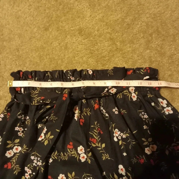 4/$15 Black White Red Floral Mini Skirt Tie Belt Size Medium Shein - Picture 3 of 6